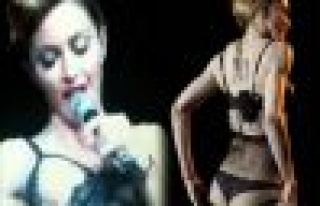 Madonna'dan İstanbul'da göğüs, Roma'da popo şov!