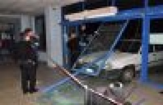 Otomobiliyle acil servise girdi