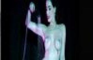 Sahnede duş aldı