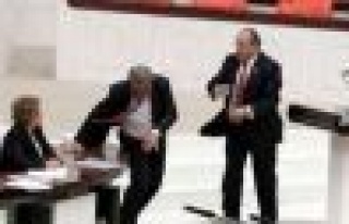 Salim Uslu ile Kamer Genç arasında kürsü dalaşı
