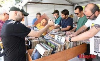 Kadıköy’de plaklar Barış Manço anısına dönüyor