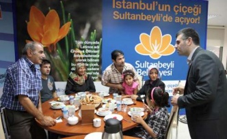 Sultanbeylide Ramazan’ın coşkusu iftar davetleri devam ediyor. Başkan Keskin, Belediye Büyük Salon’da engelli vatandaşları ağırladı.