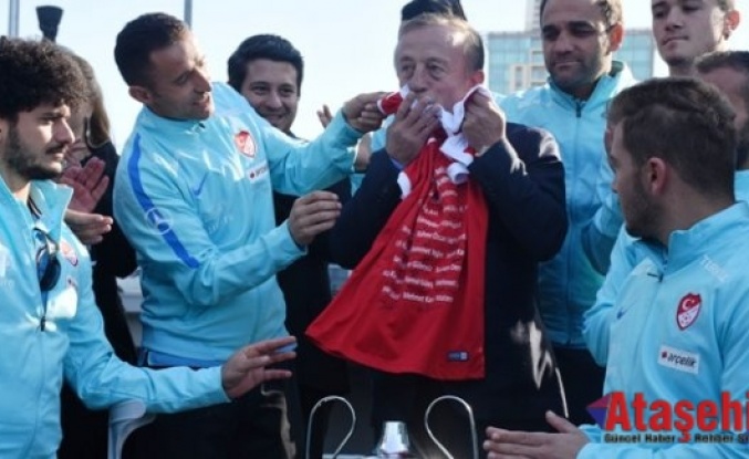 Ağaoğlu, Ampute Millilere ÇekmeköyPark’tan dairelerini verdi