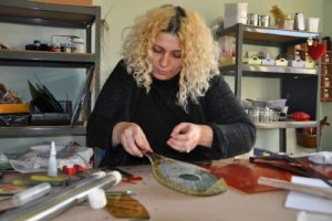 Deniz Güney, Ekmeğini camdan çıkarıyor
