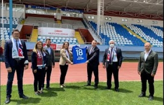 1074 Çankırıspor Bşk. Barbaros Özdemir İst. Milletvekili Gamze A. İlgezdi'ye forma hediye etti