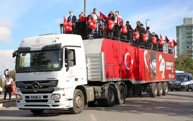 ATAŞEHİR’DE CUMHURİYET COŞKUYLA KUTLANIYOR