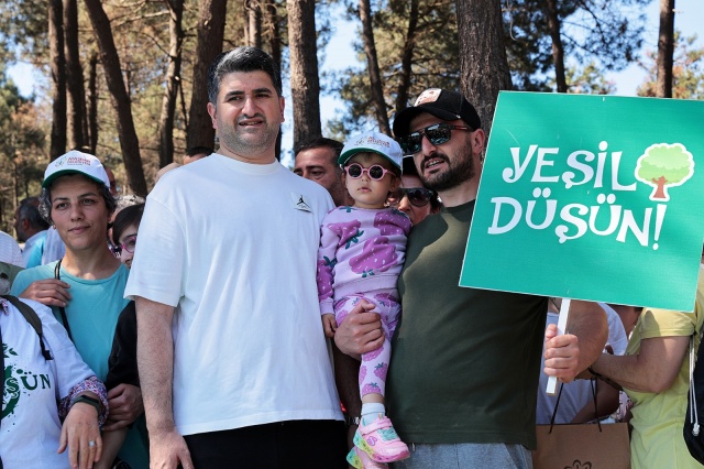 ATAŞEHİRLİLER DOĞA YÜRÜYÜŞÜNDE ATIK TOPLADILAR