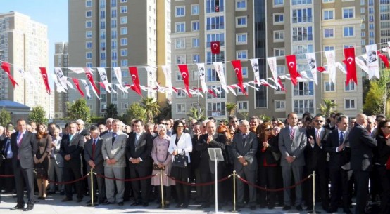 Ataşehir Cumhuriyet Meydanı'ında 23 Nisan