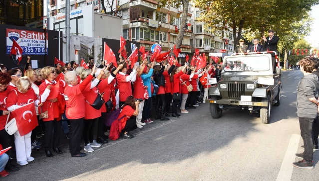 KADIKÖY’DE KLASİK OTOMOBİLLİ RESMİ GEÇİT TÖRENİ