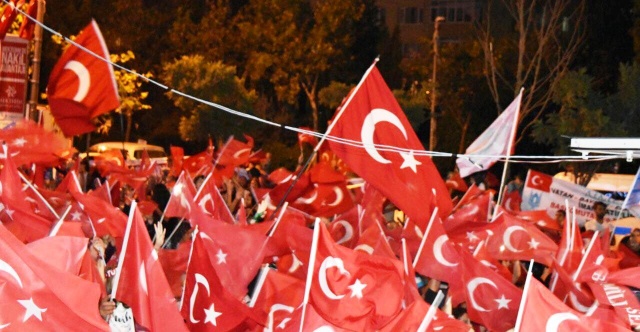 Ak Parti Ataşehir Demokrasi Nöbeti Taçlandırıldı 2016