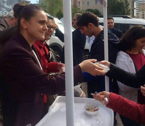 Ak Parti Ataşehir İlçe Kadın Kolları Aşure Dağıttı