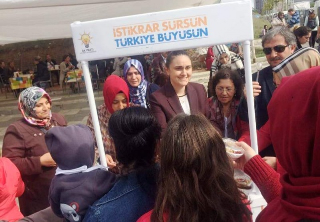Ak Parti Ataşehir İlçe Kadın Kolları Aşure Dağıttı