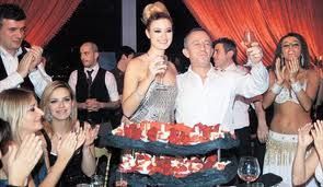 Ali Ağaoğlu’ndan sevgiliye şampanyalı nargile partisi!
