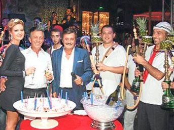 Ali Ağaoğlu’ndan sevgiliye şampanyalı nargile partisi!