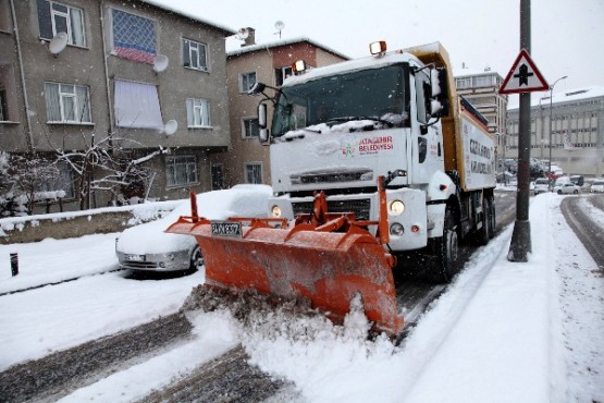 Ataşehir Belediyesi Kar çalışmalarını sürdürüyor