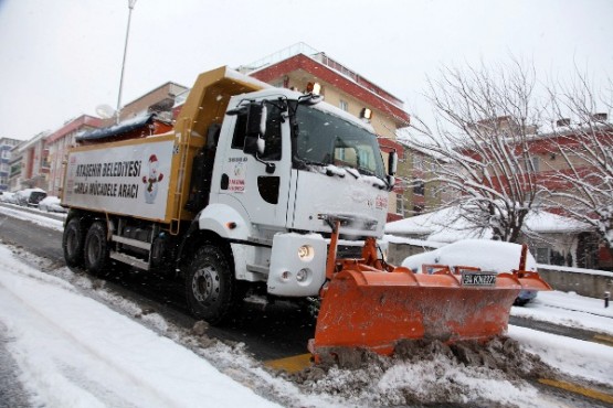 Ataşehir Belediyesi Kar çalışmalarını sürdürüyor