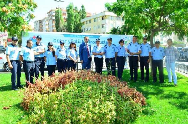 Ataşehir Belediye Zabıtasından  Karanfilli Kutlama