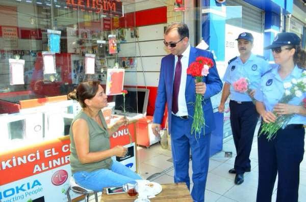 Ataşehir Belediye Zabıtasından  Karanfilli Kutlama