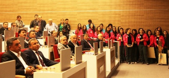 Ataşehir Folklor Topluluğu, Belediye Meclisini Ziyaret Etti