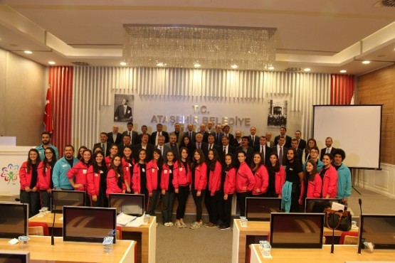 Ataşehir Folklor Topluluğu, Belediye Meclisini Ziyaret Etti