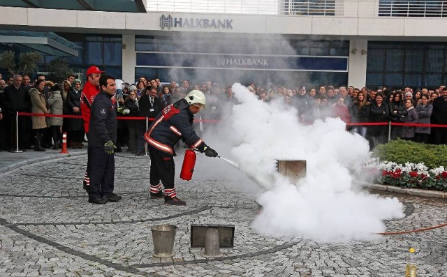 Ataşehir Belediyesi AKOM ve İ.B.B Kadıköy İtfaiyesi Bölge Grup Amirliği’nin Belediye binaaı önünde   yangın tatbikatı yaptı.