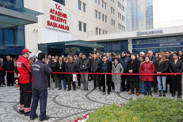 Ataşehir Belediyesi AKOM ve İ.B.B Kadıköy İtfaiyesi Bölge Grup Amirliği’nin Belediye binaaı önünde   yangın tatbikatı yaptı.