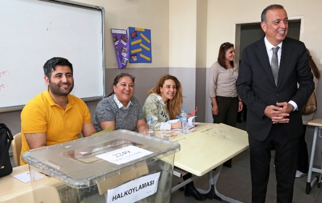 Battal İlgezdi, Gamze akkuş İlgezdi Referandum'da Oylarını Kullandı