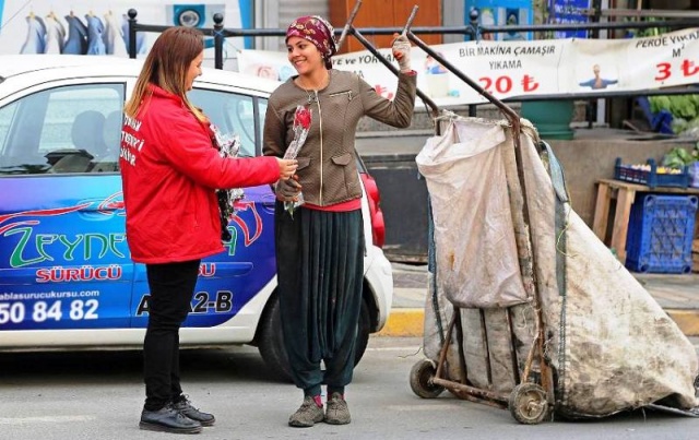 Ataşehirli kadınlara karanfil dağıtıldı.