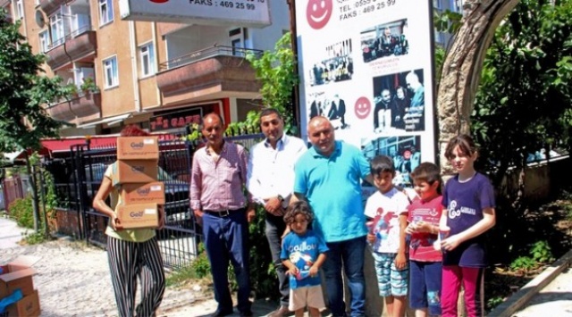 GÜLENYÜZ DERNEĞİ DONDURMA DAĞITIMI YAPTI