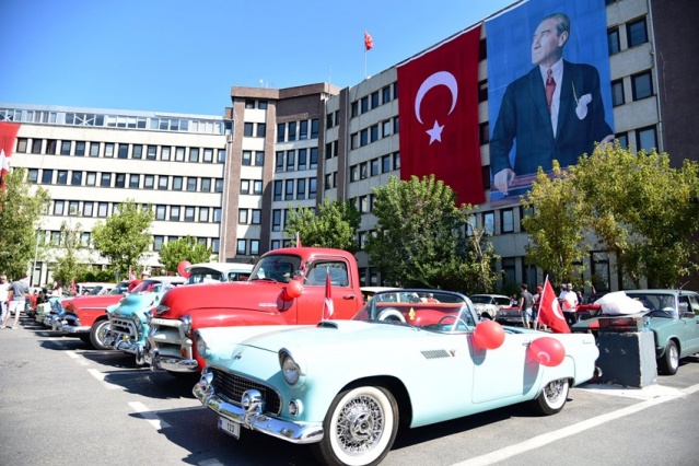 KADIKÖY’DE ZAFER BAYRAMI COŞKUSU: KLASİK OTOMOBİLLERLE ZAFER TURU ATTILAR