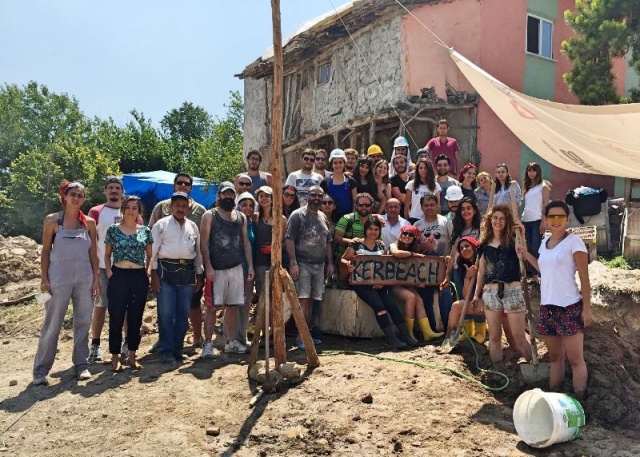 “Köyünü Yaşat” çağrısı öğrencileri bir araya getirdi
Mimar Sinan Güzel Sanatlar Üniversitesi ve Gölpazarı Belediyesi ortaklığında düzenlenen Köyünü Yaşat Projesi Yaz Atölyeleri bu yıl da mimarlık ve tasarım alanlarından öğrenci ve akademisyenlere ev sahipliği yapıyor. Türkiye'de ağaç panel sektörünün en güçlü oyuncusu Kastamonu Entegre desteğiyle gerçekleşen proje kapsamında yaz atölyelerine katılan öğrenciler, Gölpazarı’nda mekânların yenilenmesi ve köyde kırsal alanların yeniden değerlendirilmesi konularında çalışıyorlar.