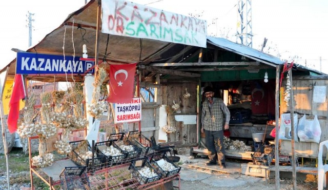 Sarımsağını "esnafsız tezgah"ta satıyor