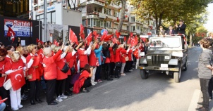 KADIKÖY’DE KLASİK OTOMOBİLLİ RESMİ GEÇİT TÖRENİ