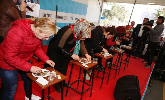 Ümraniye Belediyesi Tarafından Organize Edilen 5. Geleneksel Hamsi ve Kültür Festivali’nde Tonlarca Hamsi Dağıtıldı