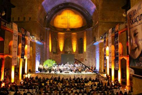 Notalar kanserli çocuklar için umut oldu     Maltepe Belediyesi senfoni orkestrası ve üç tenorlar kanserli çocuklar için sahne aldı