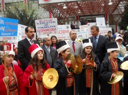 GÜNGÖREN BELEDİYESİ'NİN DÜZENLEDİĞİ “OKUYAN TOPLUM” YÜRÜYÜŞÜ YAPILDI 