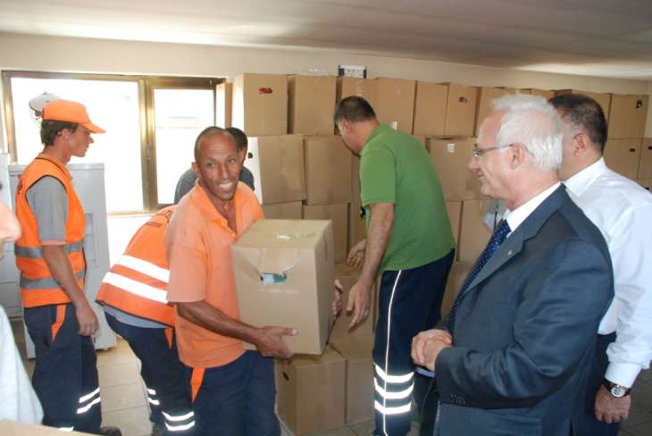 Maltepe Belediye Başkanı  Prof. Dr. Mustafa Zengin, temizlik işçilerine hayırlı ramazanlar dileyerek erzak dağıttı.