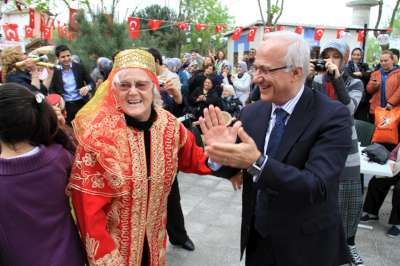 Başkan Zengin Maltepe Huzurevi kermesinin açılışını yaptı