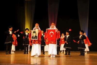 Ataşehir’de okullar halk oyunlarında yarıştı