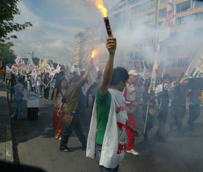 LİSE ÖĞRENCİLERİ SINAVSIZ ÜNİVERSİTE VE YGS’DEKİ ŞİFRE SKANDALINI PROTESTO İÇİN MİTİNG DÜZENLEDİ