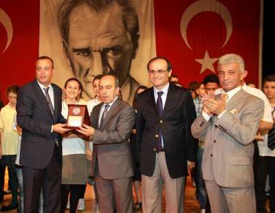 Ataşehir Belediyesi başarılı öğrencileri altınla ödüllendirdi