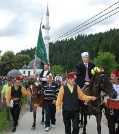 Bosna'da sancak geleneği: 500 yıldır sancağı elden bırakmadılar!