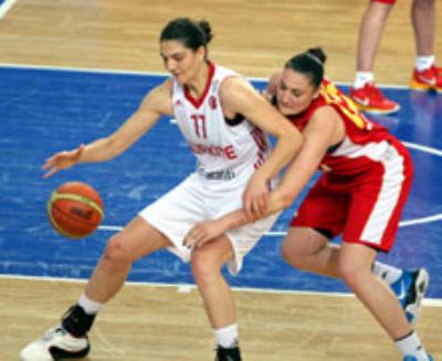 Basketbol tarihimizde bir ilk Türkiye, Karadağ'ı geçerek adını yarı finale yazdırdı. 
