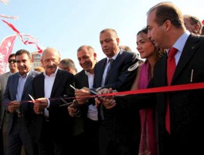 CHP Genel Başkanı  Kılıçdaroğlu, Ataşehir Belediye Başkanı Battal İlgezdi ile Nazım Hikmet Parkını açtı 