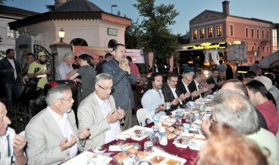 Beykoz Meydanı’nda 5 bin kişilik iftar bereketi