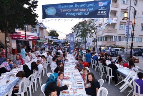 Maltepe’de iftar sonrası Karagöz-Hacivat coşkusu