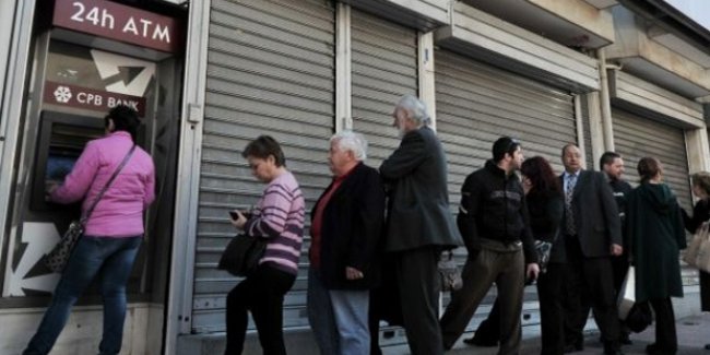 Yunanistan'da Referandum Kararı ATMlerde Kuyruk Oluşturdu