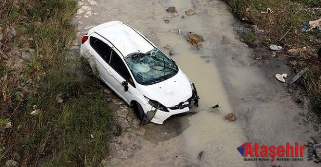 Ümraniye'de Virajı alamayan sürücü dereye uçtu