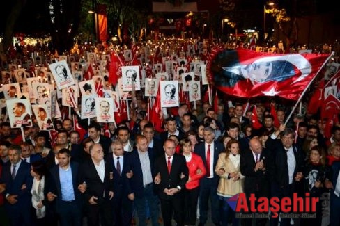 KADIKÖY'DE YÜZBİNLER CUMHURİYET VE BARIŞ İÇİN YÜRÜDÜ