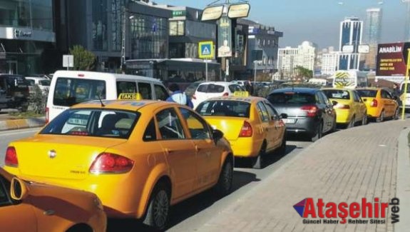 Ataşehir Palladium AVM önünde Yayalara Taksi Çarptı
